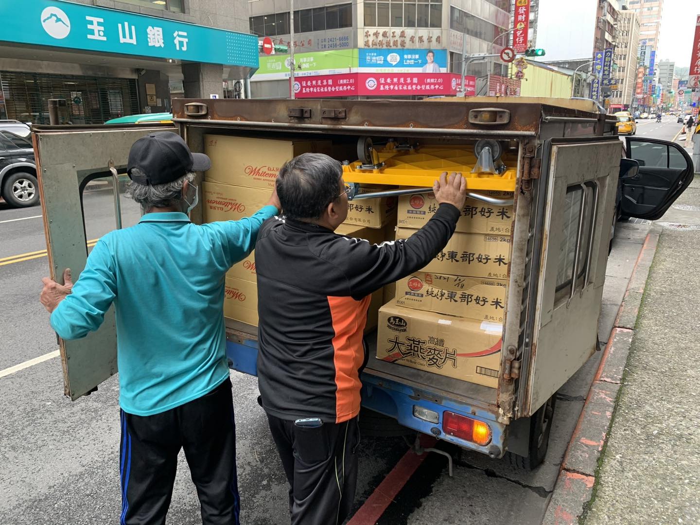 基隆市安樂區百人物資發放(標題圖檔)