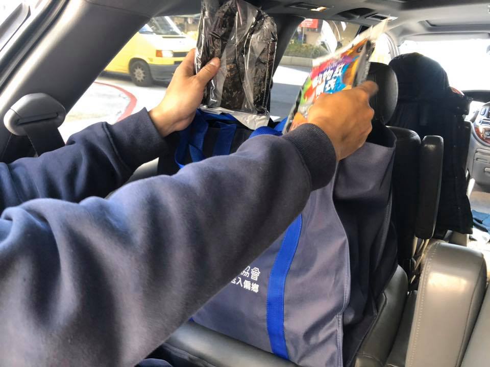 坊元實業股份有限公司捐贈200件雨衣(標題圖檔)