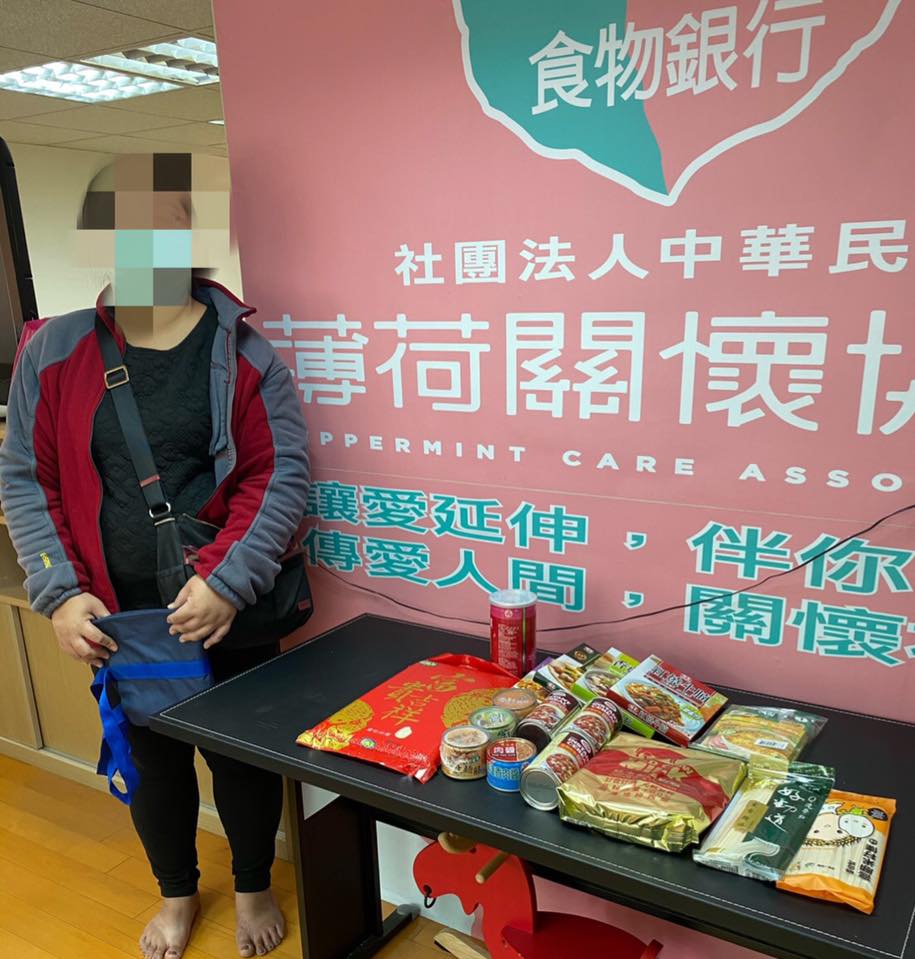 因意外受傷無法工作 面臨經濟困難的單親何媽媽(標題圖檔)