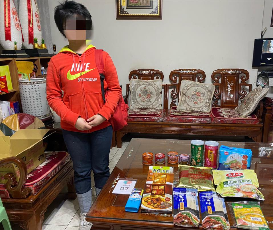 父母不在身邊照顧的詹小妹妹，和奶奶一同相依為命(標題圖檔)