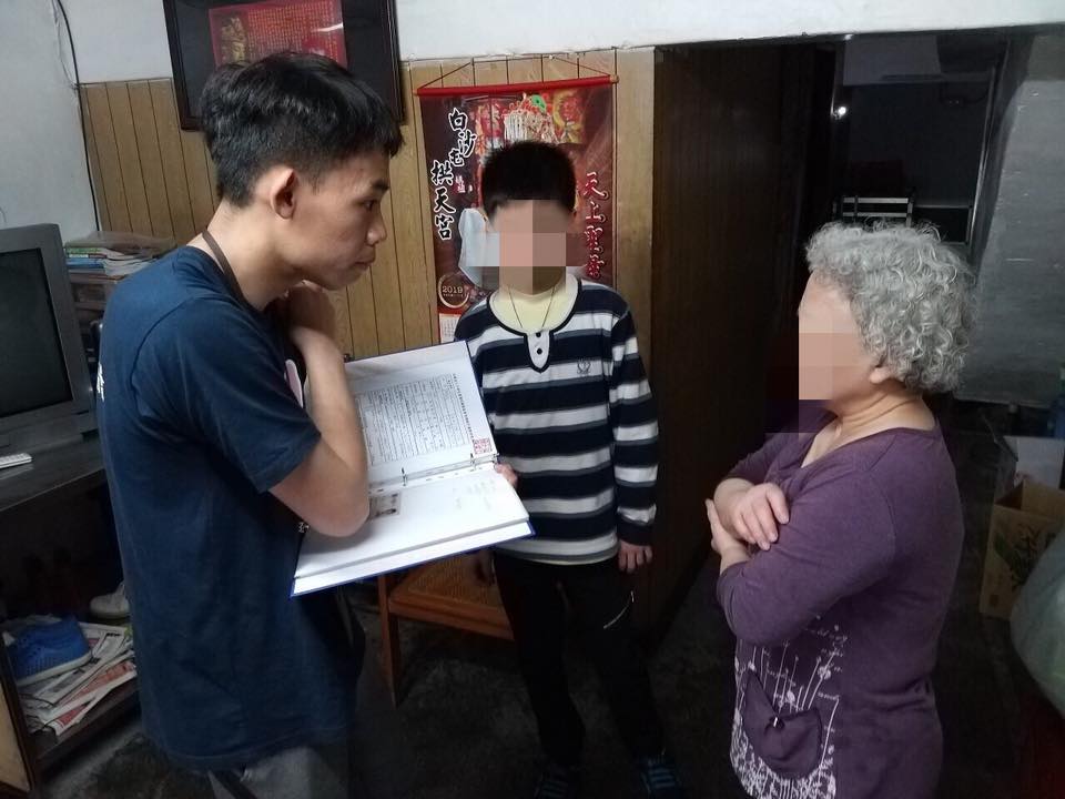 從小被父母惡劣遺棄 顏小弟弟悲慘的身世(標題圖檔)