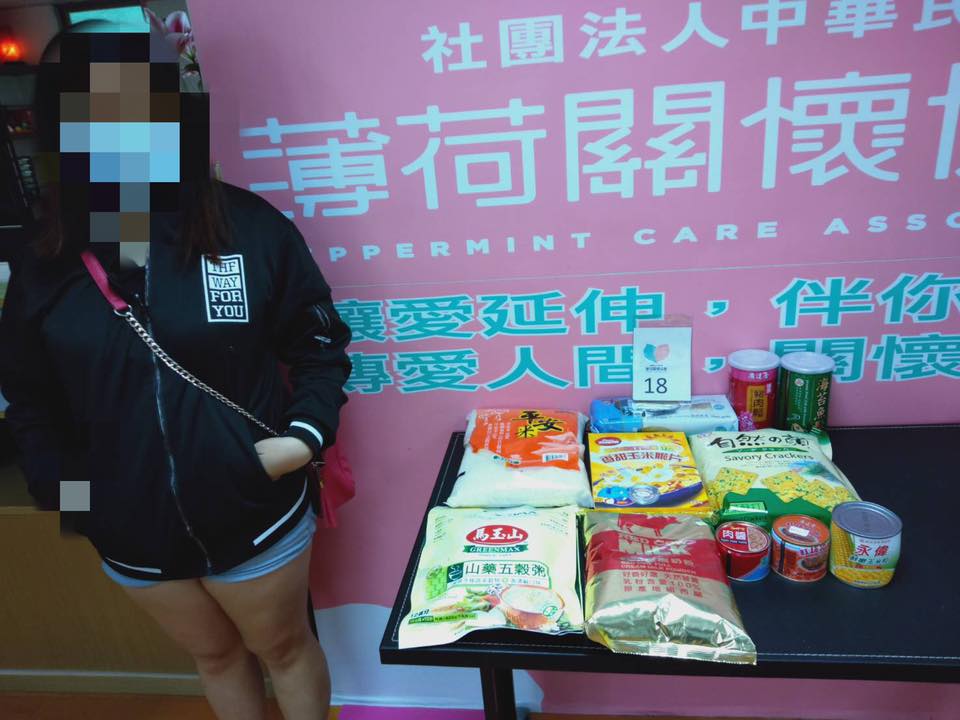 父母已不在，和身障祖父母一同生活的三姊妹(標題圖檔)