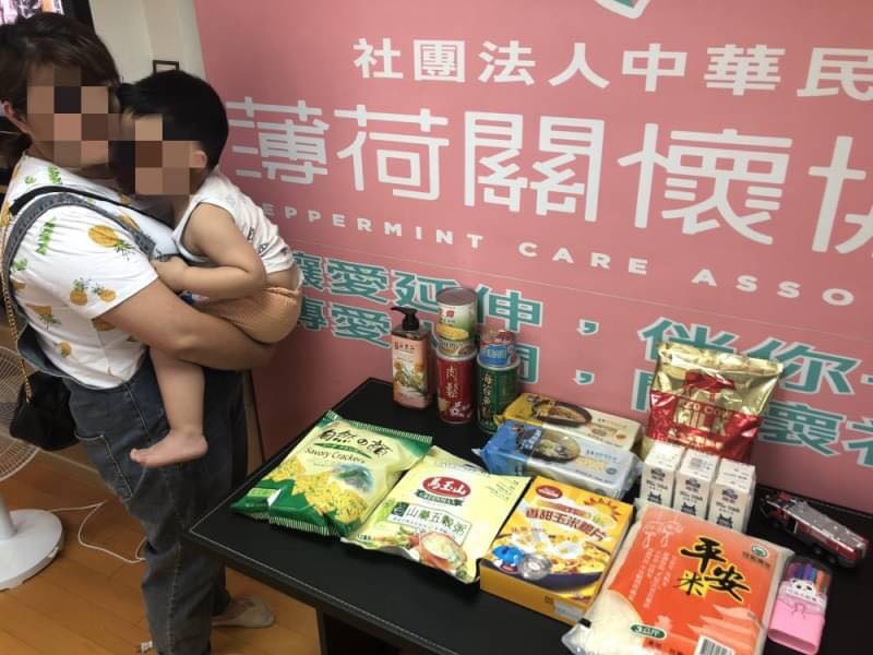 遭受家暴的單親媽媽 獨自努力扶養兩名幼小的孩子(標題圖檔)