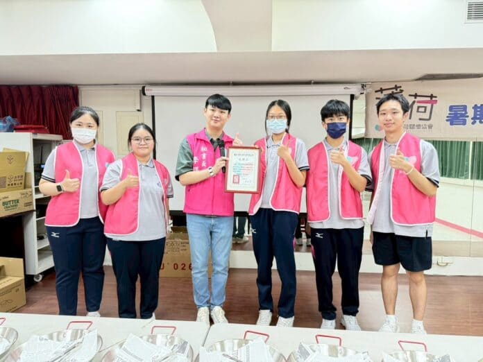 二信高中林可薰率拇指琴社關懷孩童成長 實現社團表演計畫(標題圖檔)